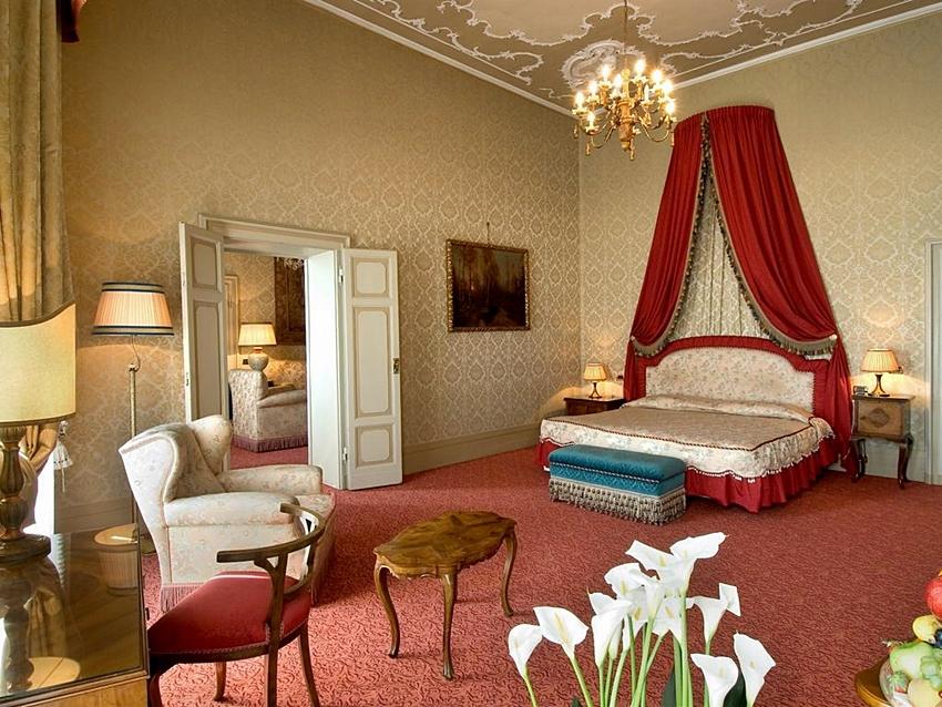 Sina Brufani Hotel Perugia Bagian luar foto A suite at the Hotel de Crillon