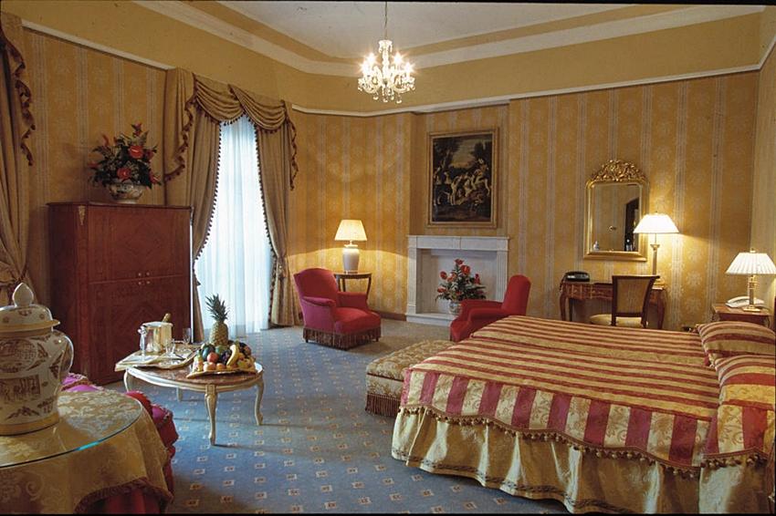 Sina Brufani Hotel Perugia Bagian luar foto A room at the hotel