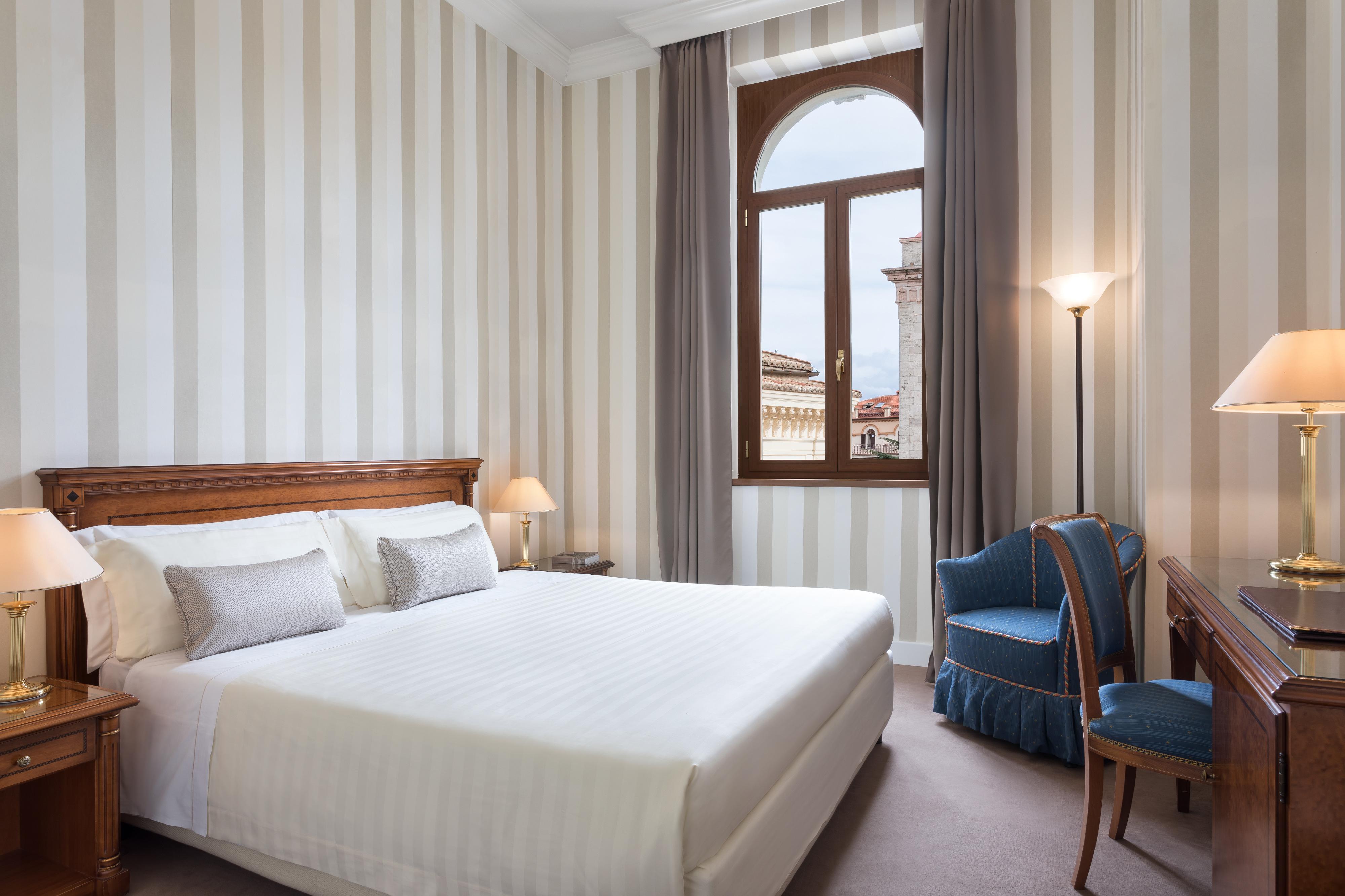 Sina Brufani Hotel Perugia Bagian luar foto A room at the hotel