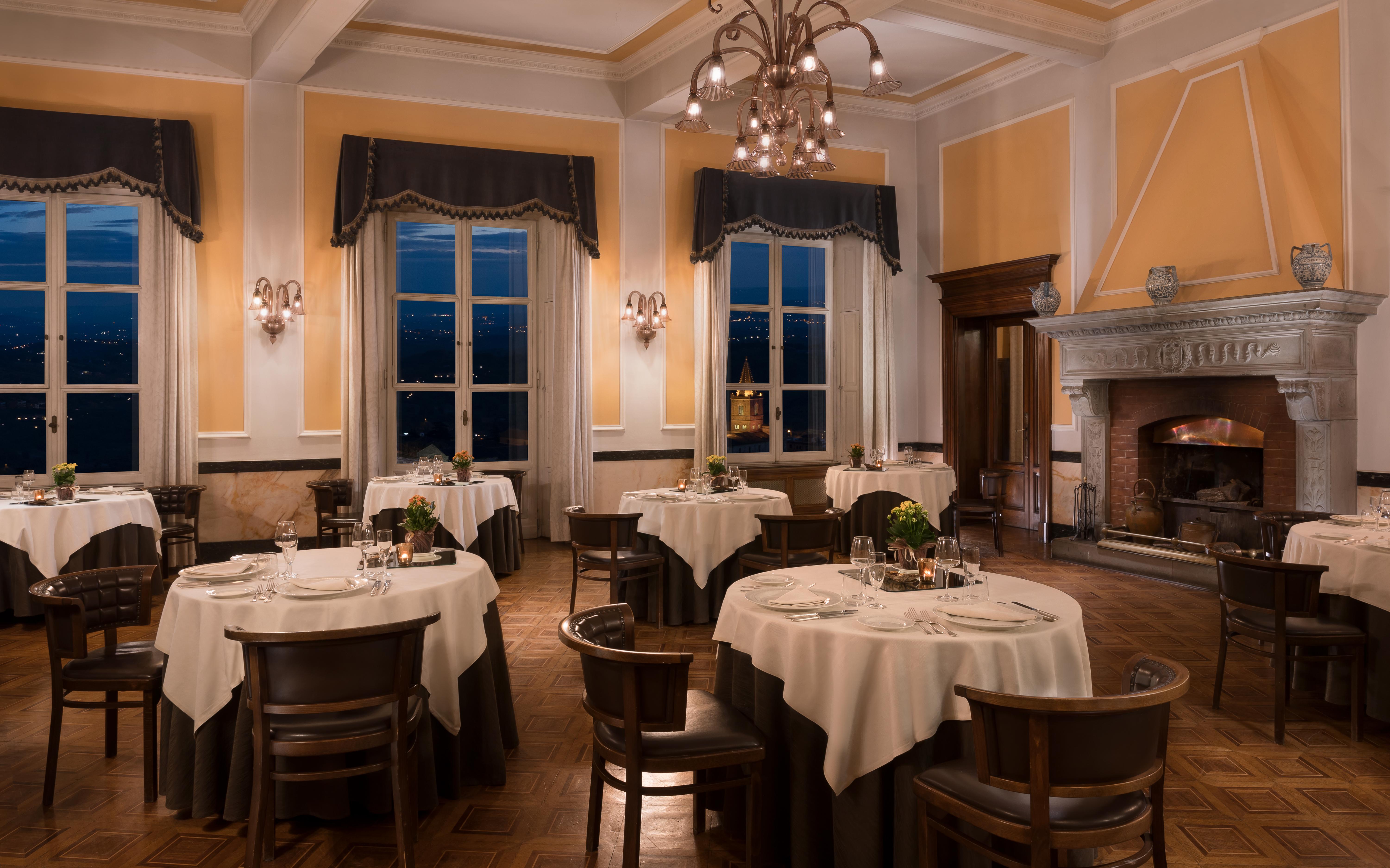 Sina Brufani Hotel Perugia Bagian luar foto Restaurant "La Piazzetta"