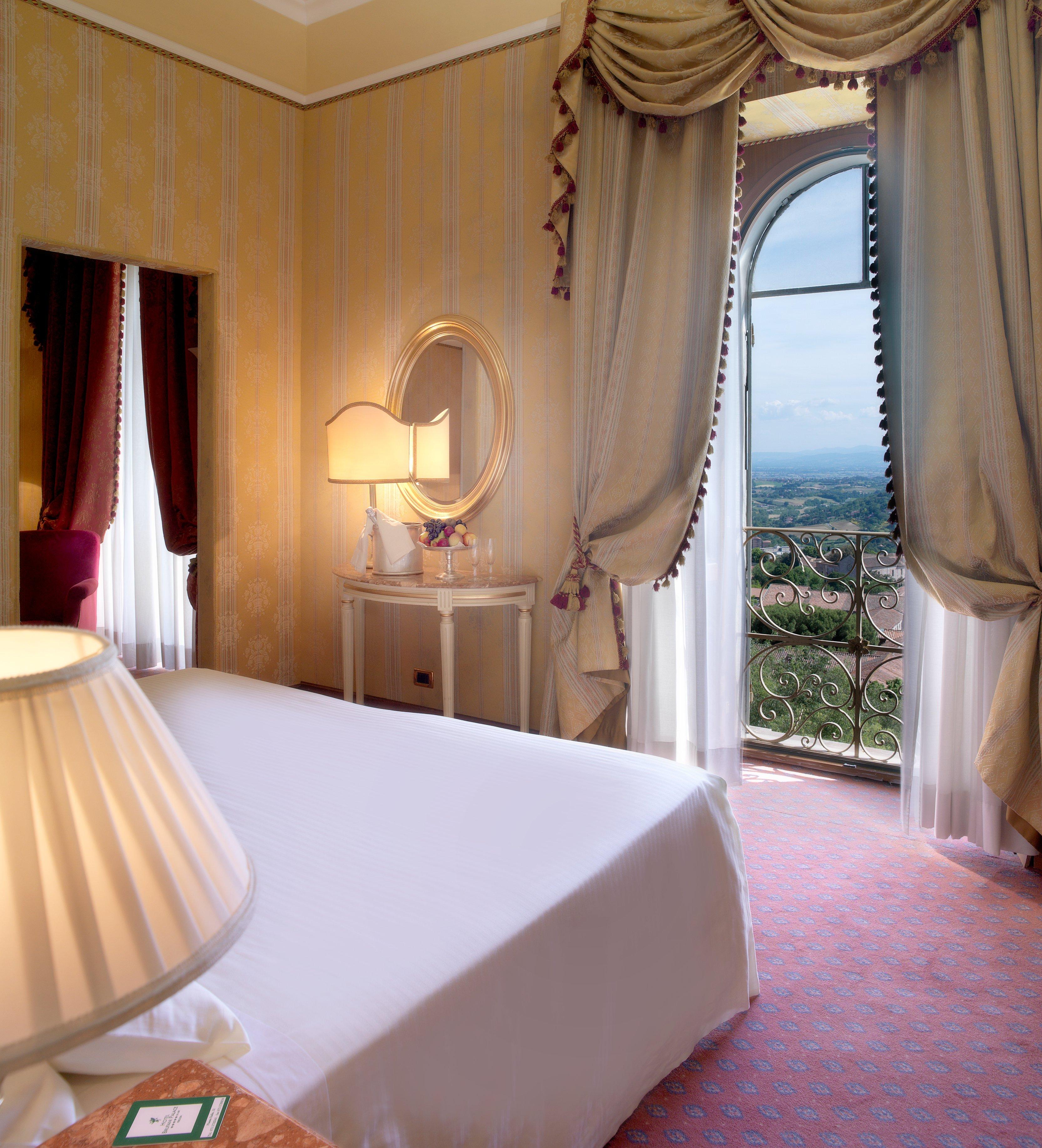 Sina Brufani Hotel Perugia Bagian luar foto A bedroom at the hotel