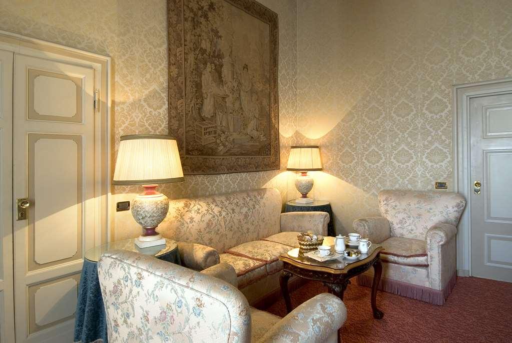 Sina Brufani Hotel Perugia Ruang foto A suite at the hotel