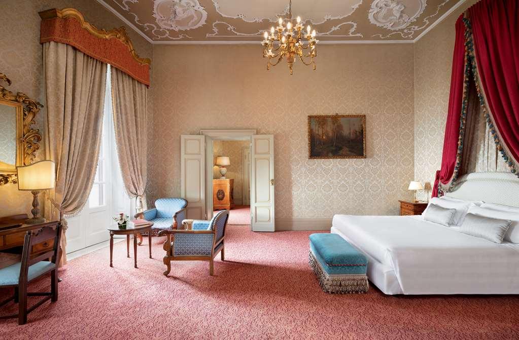 Sina Brufani Hotel Perugia Ruang foto A suite at the hotel