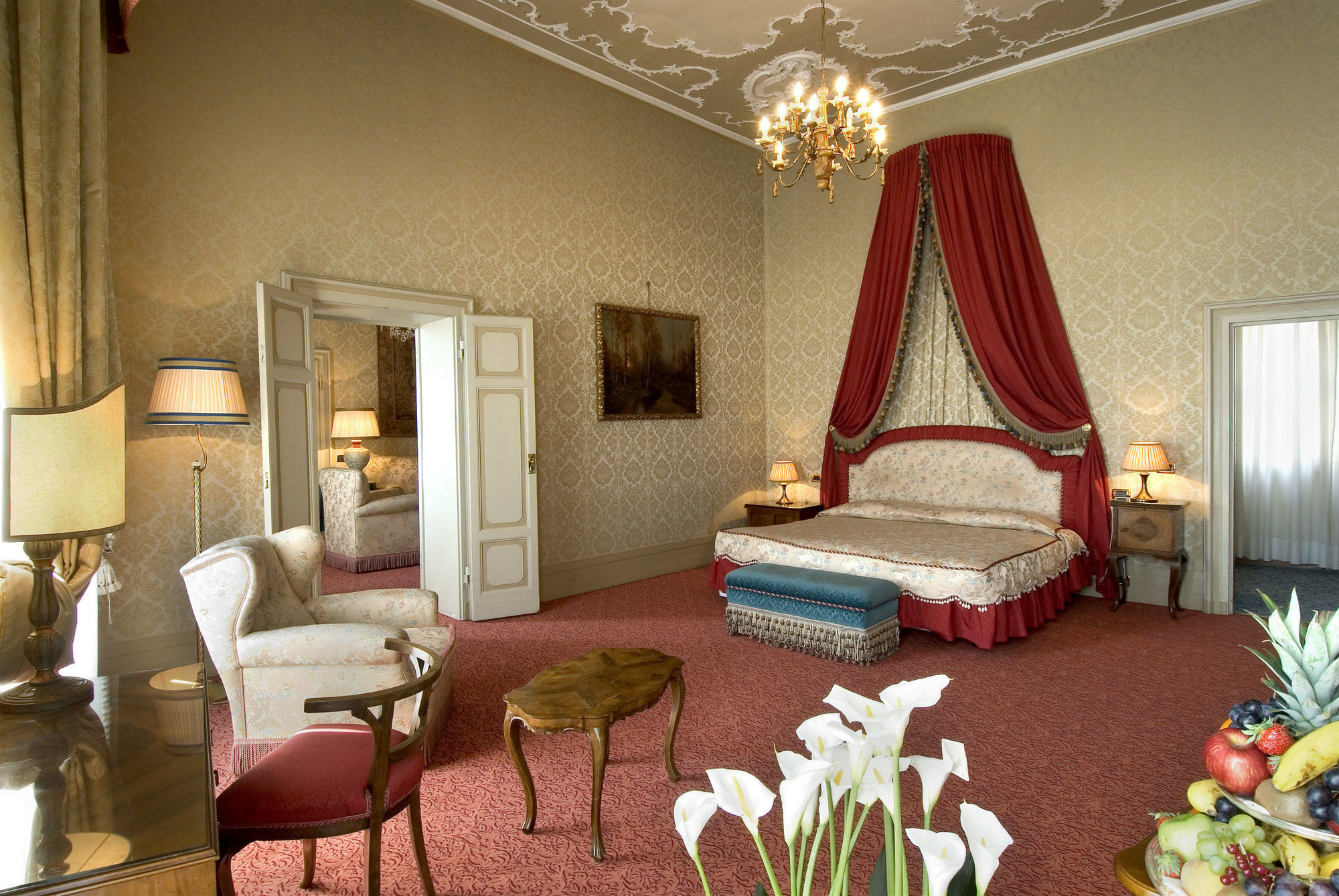 Sina Brufani Hotel Perugia Ruang foto A suite at the Hotel de Crillon