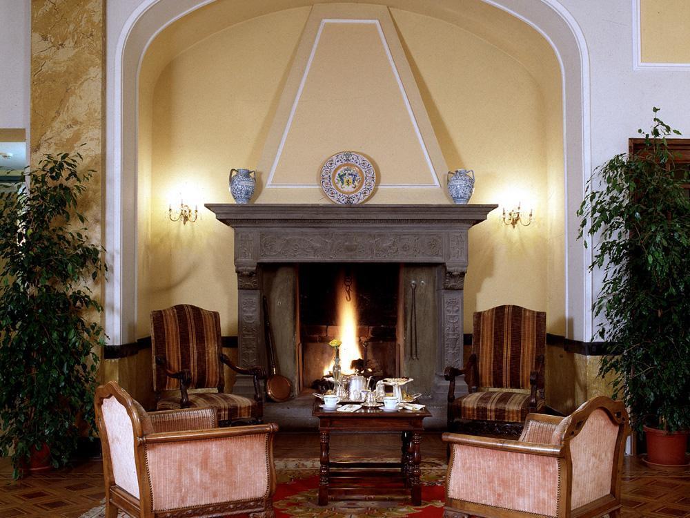 Sina Brufani Hotel Perugia Interior foto The fireplace in the lobby
